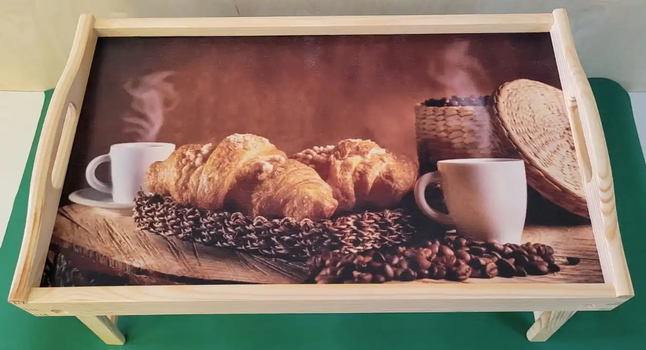 PIKUSA — aamupalatarjotin kahvi- ja croissant-aiheella